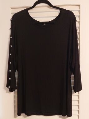 Cable & Gauge 1X Black 3/4 Slit Sleeves with Rhinestone Embellishments Knit Top